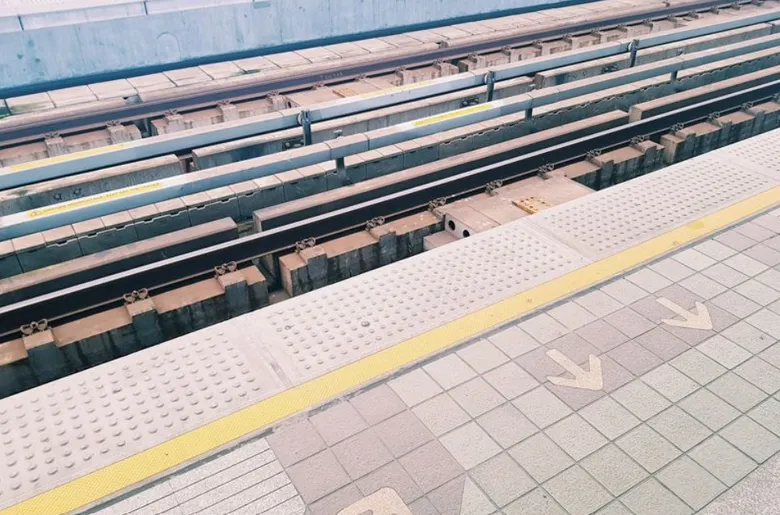 กทม.- BTS เดินหน้าติดตั้งประตูกั้นชานชาลาสถานีรถไฟฟ้า BTS ทั้งส่วนสัมปทาน-ส่วนต่อขยาย