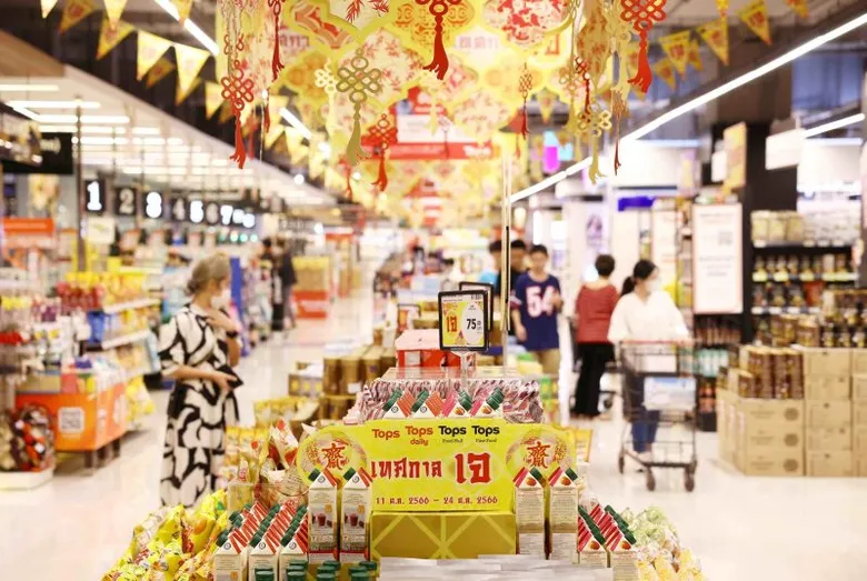 ท็อปส์ ต้อนรับเทศกาลเจ จัดงาน 'J-Festival Celebration' ส่งอาหารพร้อมทานกว่า 60 เมนู เปิดตัวครั้งแรกบุฟเฟต์สลัดบาร์เจตักได้ไม่อั้น เอาใจคนรักสุขภาพ ให้ปีนี้อิ่มใจในราคาสบายกระเป๋ากว่าที่เคย
