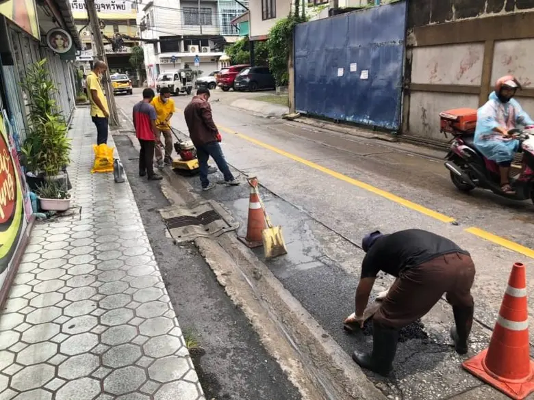 เขตดินแดงซ่อมผิวจราจรชำรุดทางโค้งหน้าโรงเรียนปัญจทรัพย์