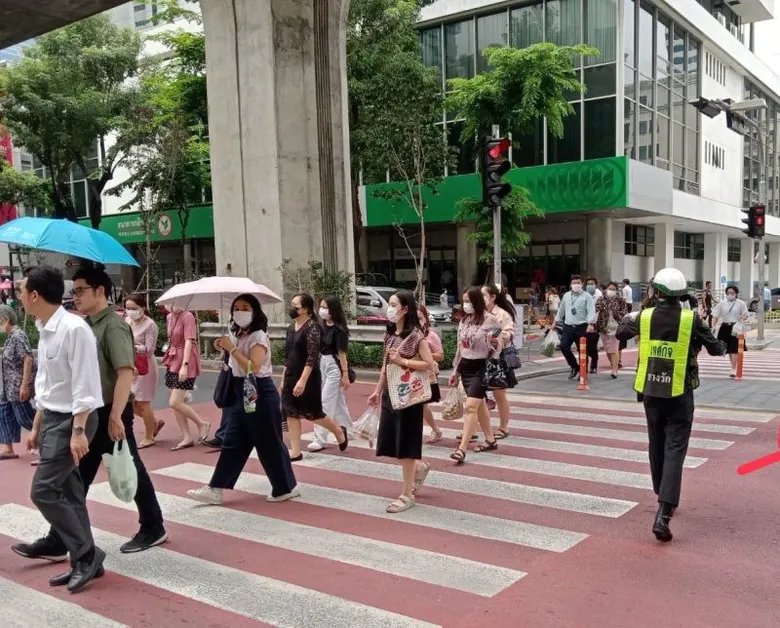 เขตบางรักประสานตำรวจกวดขันวินัยจราจรถนนสีลม แก้ปัญหา จยย.ลักลอบกลับรถตรงทางม้าลาย