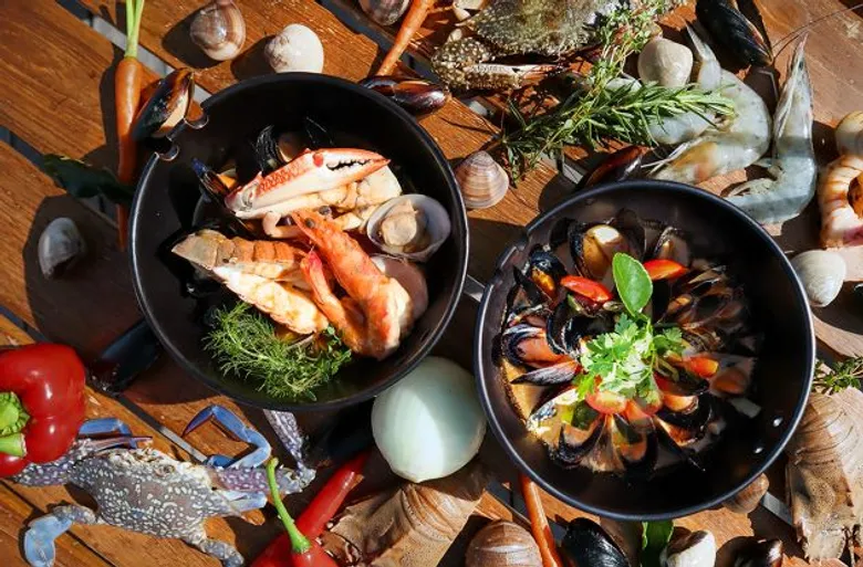 SHELLFISH POT อาหารทะเลฟินยกชุดที่โคสต์ บีช คลับ แอนด์ บิสโทร โรงแรมเซ็นทาราแกรนด์บีชรีสอร์ทและวิลลา หัวหิน