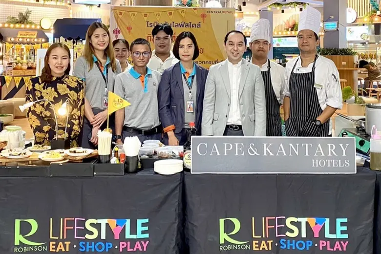 กิตติเดช คุ้มม่วง (แถวหน้า คนที่ 5 จากซ้า...