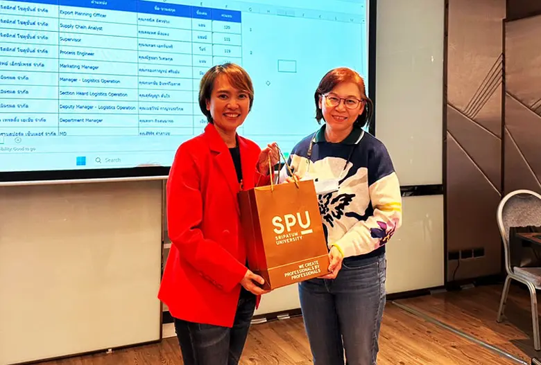 ผศ.ดร.ธรินี มณีศรี คณบดีวิทยาลัยโลจิสติกส...