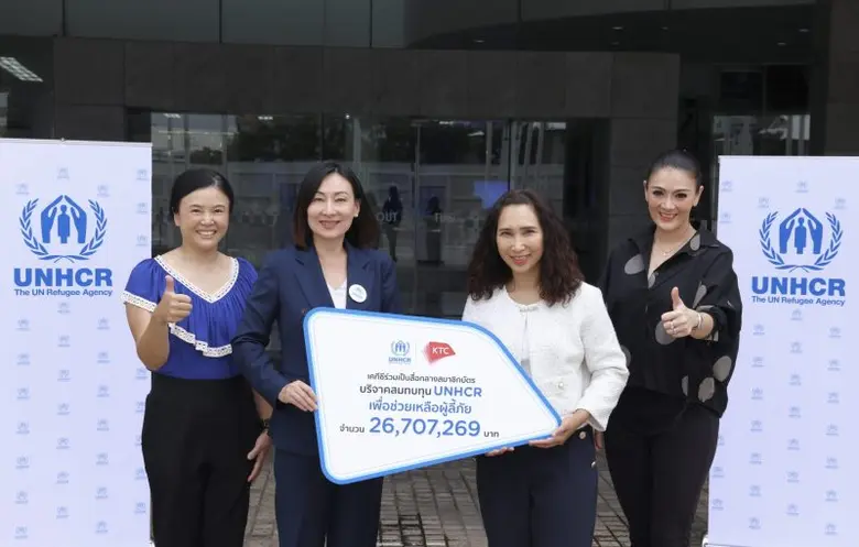 นางสาวสิรีรัตน์ คอวนิช (กลางขวา) ผู้บริหารสูงสุด ฝ่...