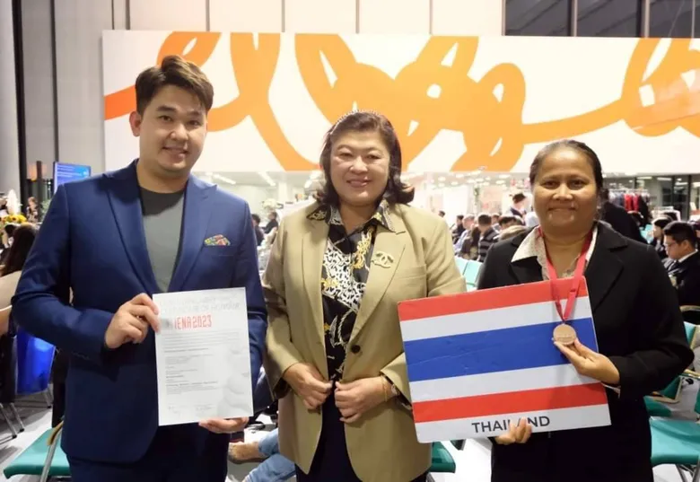 วว. คว้า 3 รางวัล @ เวทีประกวด iENA 2023 เยอรมนี ด้วยผลงานผลิตภัณฑ์เสริมอาหารบำรุงกระดูกและข้อ/รักษาฝ้าจากสารสกัดดอกบัวสาย