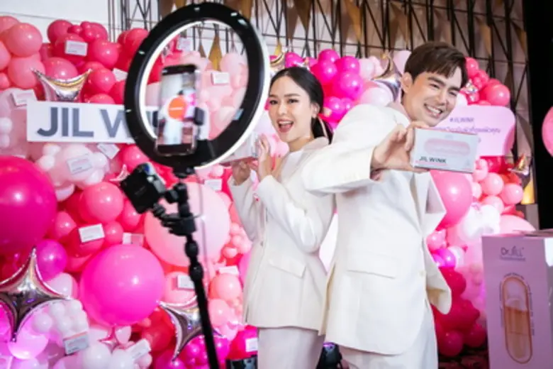 ไขความลับหน้าเด็ก "บีม-ออย" ปลื้มรับงานคู่ผลิตภัณฑ์ฯ 'JIL WINK' เผยบุกโรงงานญี่ปุ่นชมการผลิต "เซร่า ออร่า เอ็กซ์" สารสกัดเข้มข้นจากข้าวญี่ปุ่น