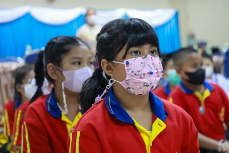 รร.กทม.แจ้งเตือนฝุ่น PM2.5 ผ่านธงคุณภาพอากาศ เดินหน้าห้องเรียนปลอดฝุ่นชั้นอนุบาล