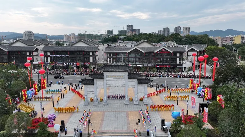 Hakka from all over the world gather in Longnan to experience the charm of "the capital of walled villages and the city of mountains and waters"