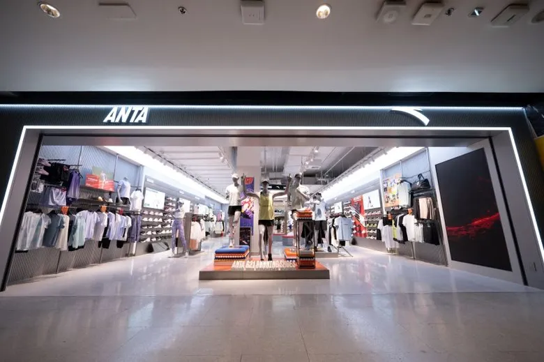 ANTA (อันท่า) แบรนด์อุปกรณ์กีฬาชั้นนำของโลก เปิดตัวสโตร์แรกในประเทศไทย ณ ศูนย์การค้าเซ็นทรัลเวิลด์ นับเป็นจุดหมายสำคัญในการเติบโตในภูมิภาคเอเชีย ตะวันออกเฉียงใต้