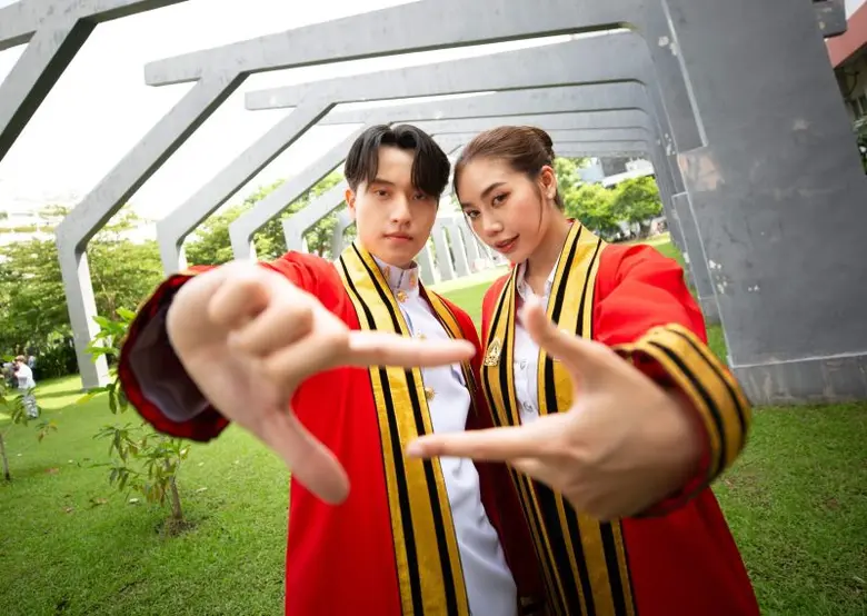 ขอปรบมือรัวๆ ให้กับ 2 บัณฑิตใหม่ จากรั้ว ...
