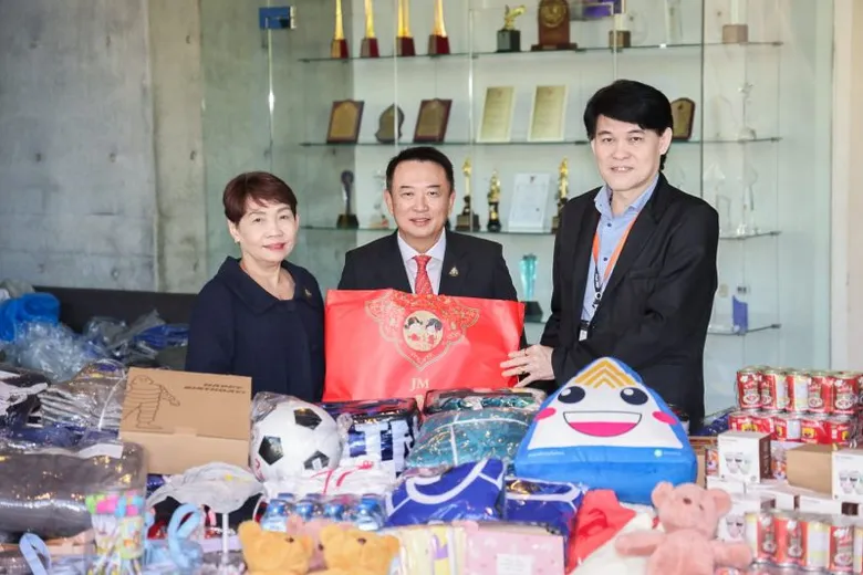 ปลัดแรงงาน ส่ง รองปลัดฯ นำทีมผู้บริหาร มอบอุปกรณ์การเรียน - กีฬา โครงการ "มอบไออุ่น รักและห่วงใย ปี 2566" กับไทยพีบีเอส ส่งต่อประชาชนที่ประสบภัยหนาว และโรงเรียนยากไร้ในถิ่นทุรกันดาร