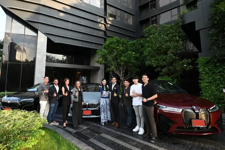 คุณมณีรัตน์ ธนัชญ์เศรษฐ์ (ที่ 4 จากซ้าย) ...