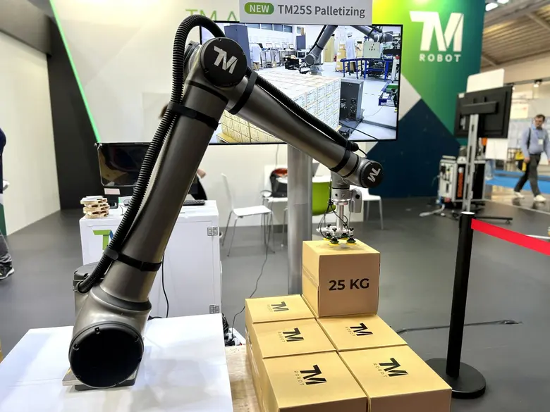 เทคแมน โรบอท (Techman Robot) เตรียมอวดโฉม...
