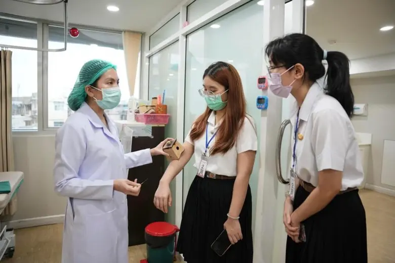 คลินิกการแพทย์แผนจีนหัวเฉียว ให้การต้อนรับคณะอาจารย์และนักศึกษา วิทยาลัยแพทย์ศาสตร์นานาชาติจุฬาภรณ์ มหาวิทยาลัยธรรมศาสตร์ ในโอกาสเข้าศึกษาดูงานด้านการแพทย์แผนจีน