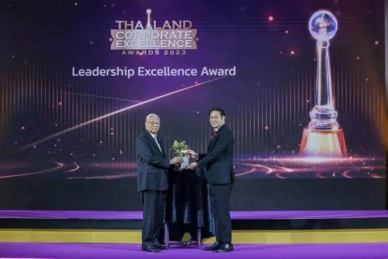 นายจิรายุ อิศรางกูร ณ อยุธยา องคมนตรี (ซ้...