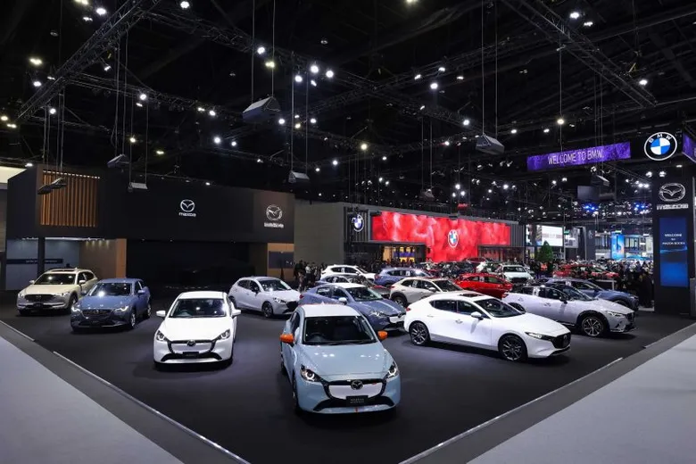 บูธมาสด้าสุดคึกคักประชาชนหลั่งไหลชม Mazda6 รุ่นพิเศษ พร้อมสัมผัสรถยนต์มาสด้าครบทุกรุ่นรับโปรโมชั่นสุดคุ้มส่งท้ายปี