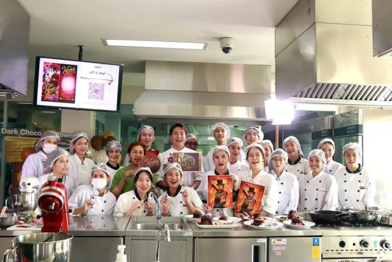 คณะการท่องเที่ยวฯ DPU ร่วม "วอร์เนอร์บราเธอส์" จัดเวิร์กชอปดึงเชฟดังรังสรรค์เมนูหวานสร้างแรงบันดาลใจจากหนัง Wonka