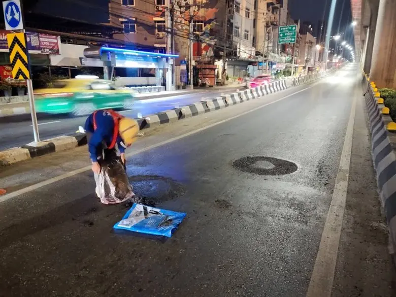กทม.ประสาน กฟน.ซ่อมแซมผิวจราจรรอบฝาบ่อบริเวณเชิงสะพานข้ามแยกเกษตร