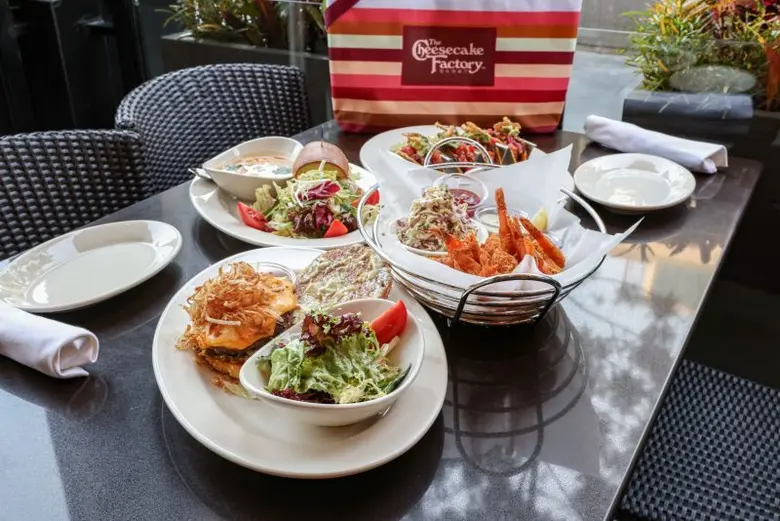 เปิดแล้ววันนี้! The Cheesecake Factory(R) ตำนานร้านดัง ยกโมเดลเดียวกับอเมริกา ปักหมุดแฟล็กชิฟสโตร์สาขาแรกในไทยสุดยิ่งใหญ่ที่เซ็นทรัลเวิลด์ World-Class Food Destination ที่ดีที่สุดใจกลางเมือง