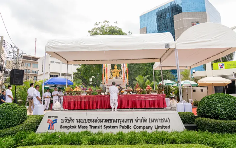"คีรี กาญจนพาสน์" นำคณะผู้บริหาร "กลุ่มบริษัทบีทีเอส" ร่วมทำบุญครบรอบ 24 ปี เปิดให้บริการรถไฟฟ้าบีทีเอส พร้อมสักการะสิ่งศักดิ์สิทธิ์
