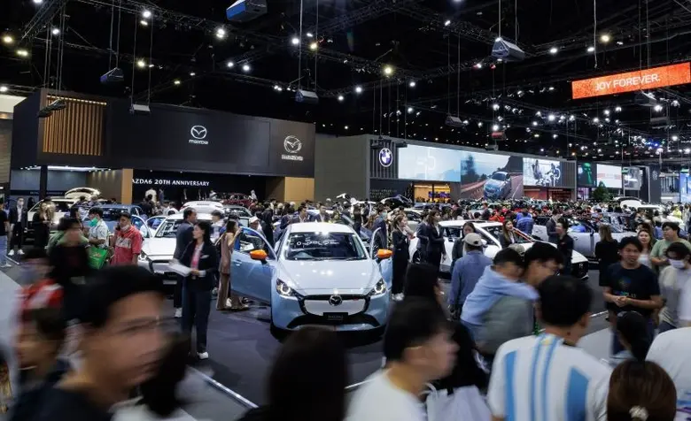 แฟนพันธุ์แท้มาสด้าแห่จองสิทธิ์ Mazda6 20t...