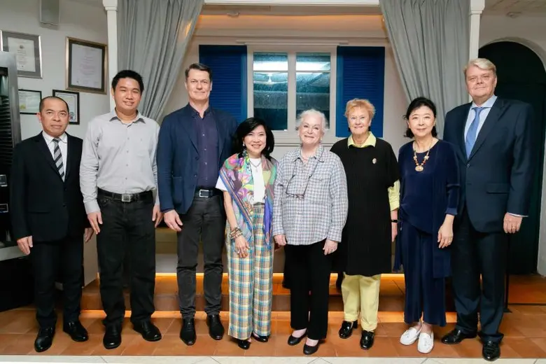 สุพัตรา จิราธิวัฒน์ (ที่ 4 จากซ้าย) รองปร...