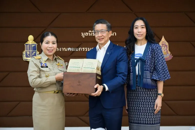 "เดอะ ปาร์ค" มอบวิตามินบำรุงพืชแปรรูปจากขยะเศษอาหารให้กับสำนักงาน กปร. เพื่อสานต่อแนวคิดด้านความยั่งยืนกับโครงการอันเนื่องมาจากพระราชดำริ
