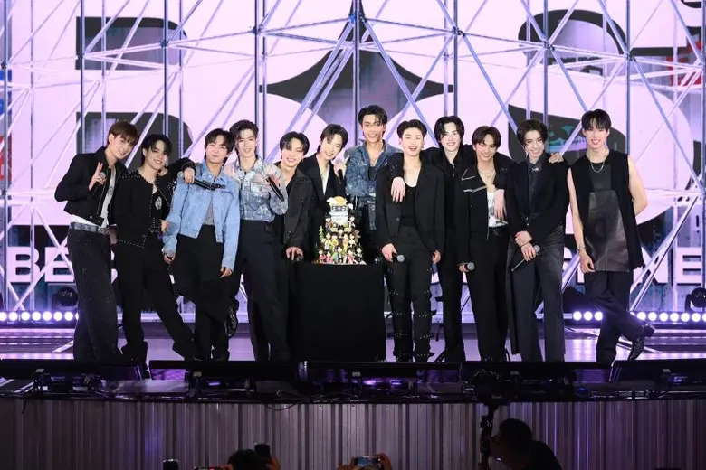 BUS because of you i shine เปิดตัวแรงใน DEBUT SHOWCASE โชว์ปังสนั่นลานพารากอน เขย่าเทรนด์ทวิตจนใจสั่น แถมเซอร์ไพรส์น้ำตาท่วม!