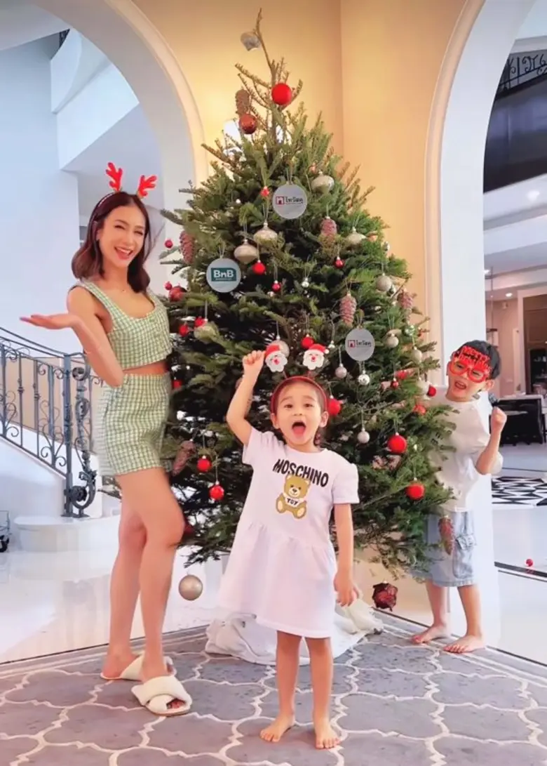 Rockin' around the Christmas tree.. ได้ยิ...