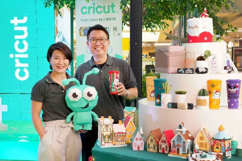 อาร์ทีบีฯ ขนทัพเหล่าเซเลบริตี้ในวงการ DIY ร่วมงานเปิดตัวเครื่องตัดอัจฉริยะ และ เครื่องรีดร้อนจากแบรนด์ Cricut พร้อมจัดเวิร์กชอปให้ผู้ชื่นชอบงานคราฟต์มาทดลองใช้เครื่องอย่างมากมาย