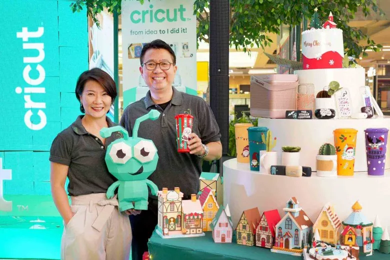 อาร์ทีบีฯ ขนทัพเหล่าเซเลบริตี้ในวงการ DIY ร่วมงานเปิดตัวเครื่องตัดอัจฉริยะ และ เครื่องรีดร้อนจากแบรนด์ Cricut พร้อมจัดเวิร์กชอปให้ผู้ชื่นชอบงานคราฟต์มาทดลองใช้เครื่องอย่างมากมาย