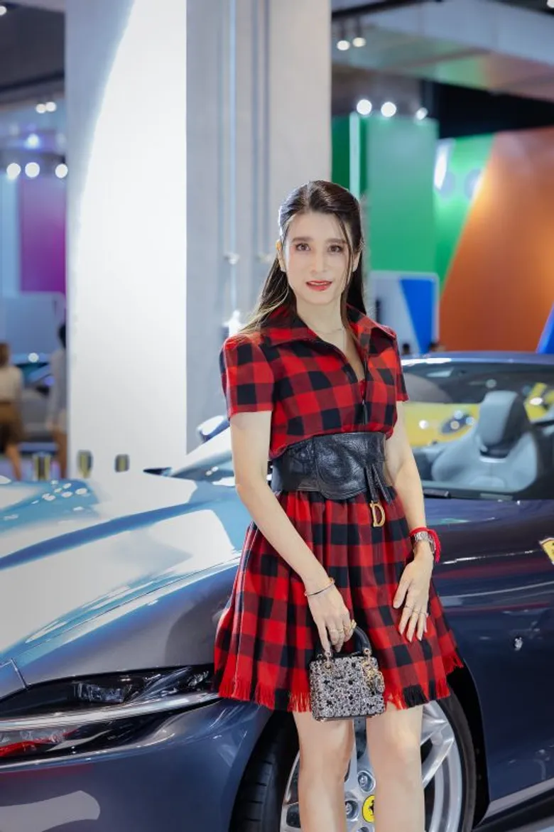 คาวาลลิโน มอเตอร์ ได้ แอนโทเนีย โพซิ้ว มาขับรถสวยให้ ศุภลักษณ์ อัมพุช นั่งในงานฉลองโฉมใหม่ของเดอะมอลล์ไลฟ์สโตร์ บางกะปิ และ งานเปิดตัวศูนย์การค้า เอ็มสเฟียร์