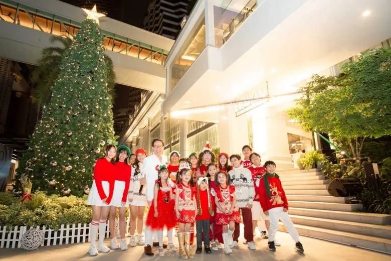Erawan Bangkok Spreads Christmas Delight with "Sing for Hugs" Event, Sharing Love of Music with Society