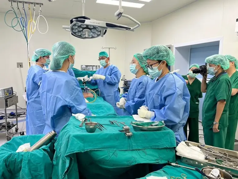รพ.กรุงเทพ สำนักงานใหญ่ ร่วมกับ มูลนิธิเวชดุสิตฯ ส่งทีมแพทย์ เสริมศักยภาพการผ่าตัดไส้เลื่อนขาหนีบผ่านกล้อง ให้กับ รพ.สุโขทัย