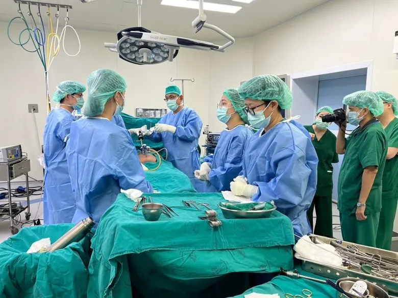 รพ.กรุงเทพ สำนักงานใหญ่ ร่วมกับ มูลนิธิเวชดุสิตฯ ส่งทีมแพทย์ เสริมศักยภาพการผ่าตัดไส้เลื่อนขาหนีบผ่านกล้อง ให้กับ รพ.สุโขทัย