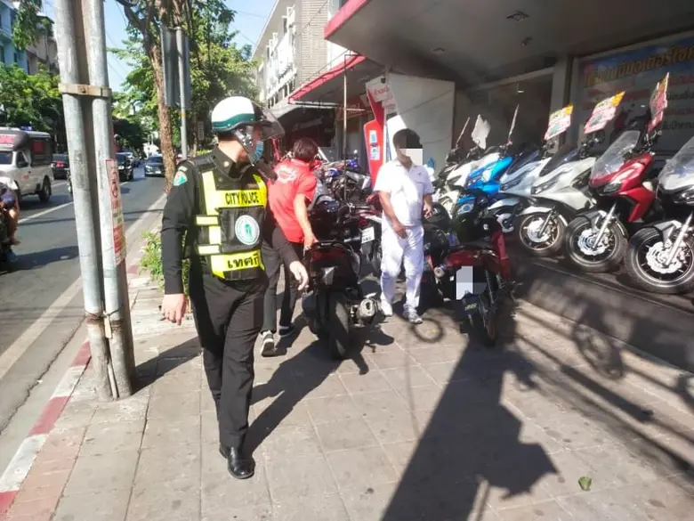 นายชาติชาย กุละนำพล ผู้อำนวยการเขตสาทร กท...