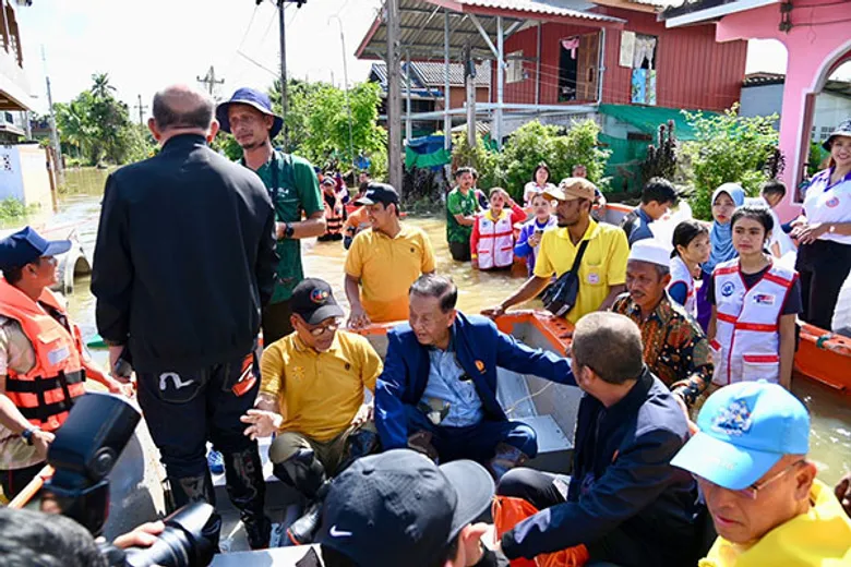 ประธานสภาผู้แทนราษฎร มอบถุงยังชีพผู้ประสบภัยน้ำท่วม จังหวัดปัตตานี