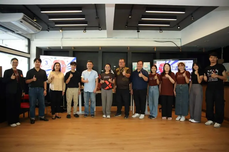 ผศ.ดร.อันธิกา สวัสดิ์ศรี (ที่หกจากซ้าย) ค...