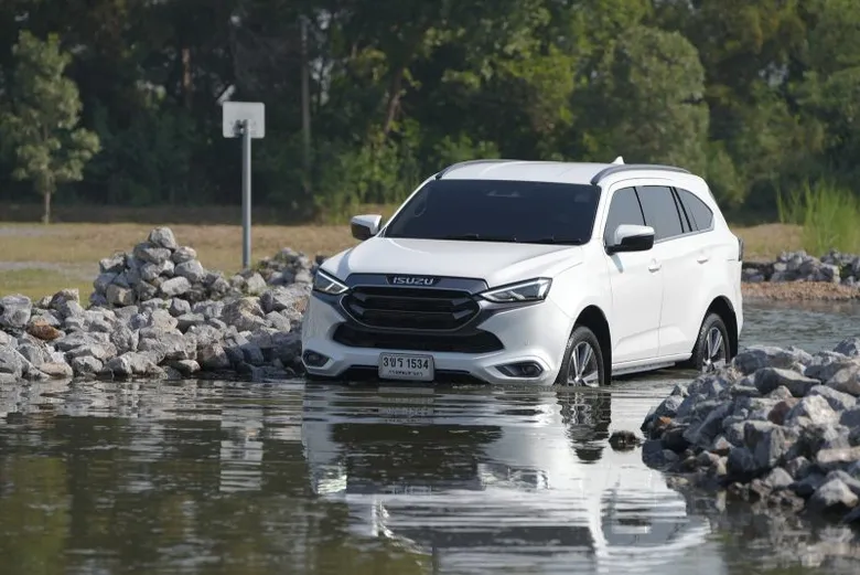 ครั้งแรก! อีซูซุเปิดสนาม Isuzu 4x4 Land พาลูกค้ามิว-เอ็กซ์ร่วมกิจกรรมสุดเอ็กซ์คลูซีฟ "Isuzu MU-X The Exclusive Dining & Aroma Workshop "Be Uncharted…Be Dazzling"