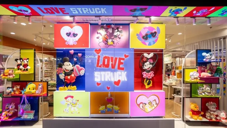 ร้าน At First สาขาศูนย์การค้าเอ็ม บี เค เซ็นเตอร์ ปล่อยแคมเปญสุดปัง AT FIRST x DISNEY รวมสินค้าลิขสิทธิ์แท้จาก Walt Disney พาคู่จิ้นสุดหวาน Mickey &amp; Minnie มาในธีมวาเลนไทน์