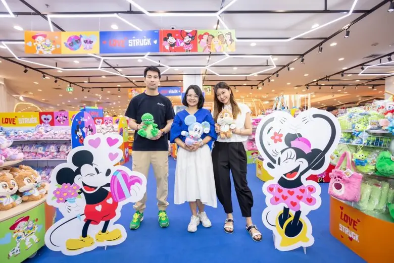 ร้าน At First สาขาศูนย์การค้าเอ็ม บี เค เซ็นเตอร์ ปล่อยแคมเปญสุดปัง AT FIRST x DISNEY รวมสินค้าลิขสิทธิ์แท้จาก Walt Disney พาคู่จิ้นสุดหวาน Mickey &amp; Minnie มาในธีมวาเลนไทน์