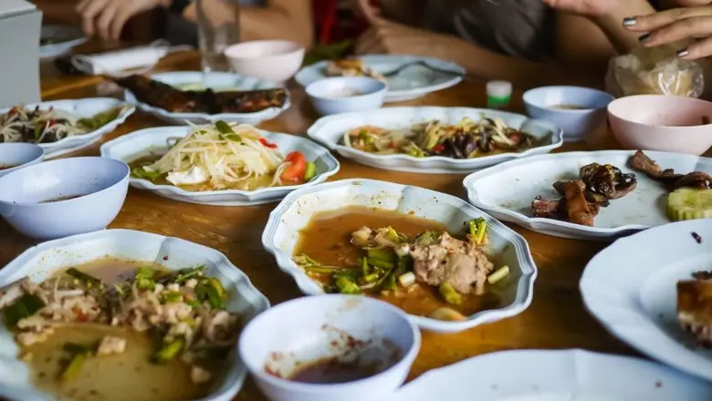 อึ้ง! คนไทยก่อขยะอาหารปีละเกือบ 10 ล้านตัน!! สสส. - TEI สานพลังกรมควบคุมมลพิษ กรมโลกร้อน กรมส่งเสริมการปกครองท้องถิ่น กรมอนามัย กทม. ผนึก 14 ศูนย์อาหารทั่วประเทศ นำร่องลดขยะอาหาร