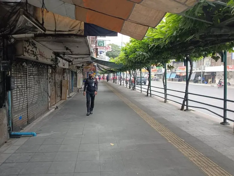 เขตราชเทวีล้างทำความสะอาดทางเท้า-กวดขันจัดระเบียบผู้ค้าหาบเร่แผงลอยย่านประตูน้ำ