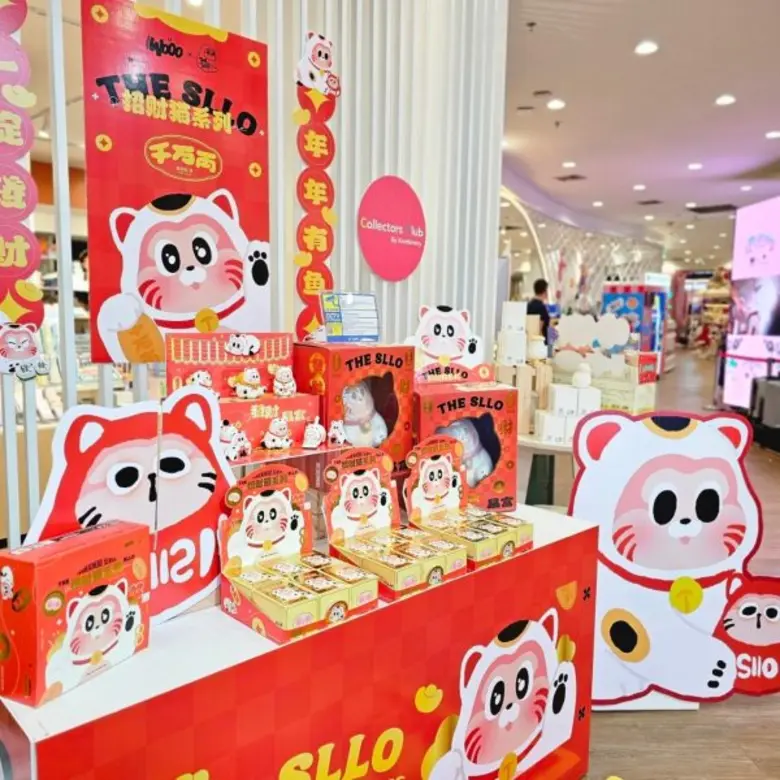 ร้าน At First สาขาศูนย์การค้าเอ็ม บี เค เซ็นเตอร์ ส่งตรง THE SLLO x Manekineko นำความน่ารัก x ความโชคดี กับน้องแมวกวัก ซอลโล่!