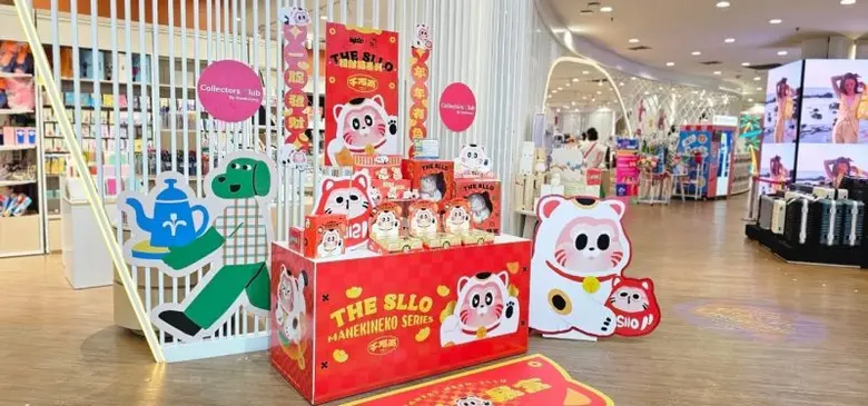 ร้าน At First สาขาศูนย์การค้าเอ็ม บี เค เซ็นเตอร์ ส่งตรง THE SLLO x Manekineko นำความน่ารัก x ความโชคดี กับน้องแมวกวัก ซอลโล่!