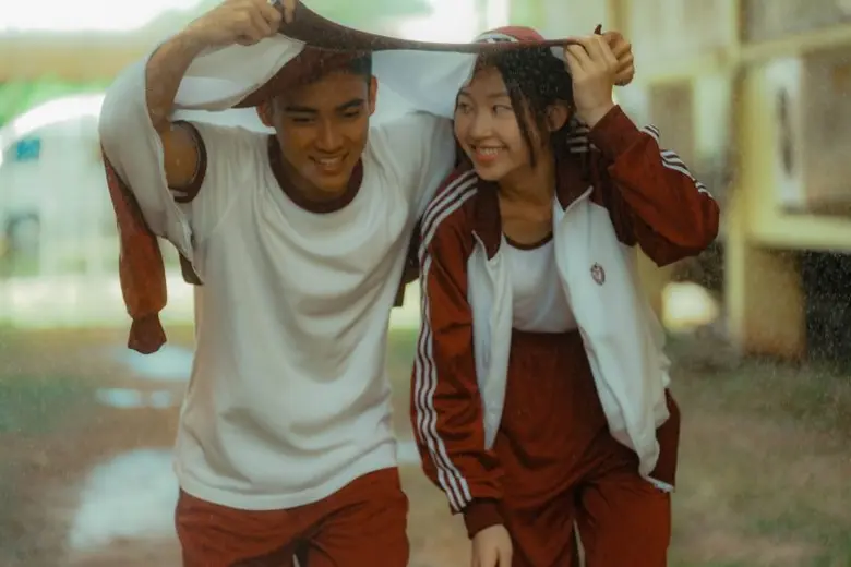 "อีกนิดนะ" เพลงที่เป็นเหมือนอ้อมกอดของคนไกล จาก "พลพล" พร้อมหนังสั้นเล่าความรักระหว่างไทย-ลาว ที่ได้แรงบันดาลใจจากเรื่องจริง