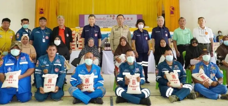 มูลนิธิป่อเต็กตึ๊ง ห่วงใยผู้ประสบอุทกภัย จัดงบกว่า 6.6 ล้านบาท ลงพื้นที่ฟื้นฟูหลังน้ำลด แจกจ่ายเครื่องอุปโภคบริโภค มอบเงินช่วยเหลือกรณีบ้านพังทั้งหลัง และช่วยเหลือค่าฌาปนกิจแก่ญาติผู้เสียชีวิต 5 จังหวัดภาคใต้