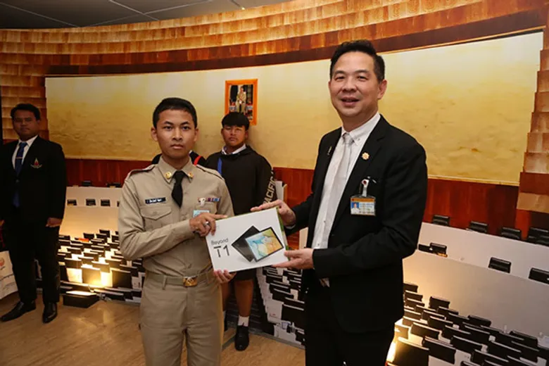 ผู้ช่วยเลขานุการประธานรัฐสภา เป็นตัวแทนนำเยาวชนเยี่ยมชมรัฐสภา