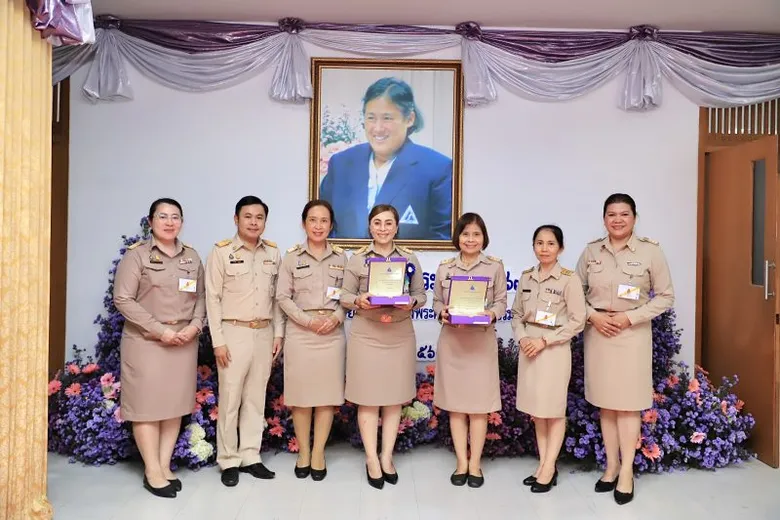 อธิบดีกรมพัฒนาฝีมือแรงงาน รับพระราชทานโล่ประกาศเกียรติคุณ ฝึกช่างทำขาเทียม