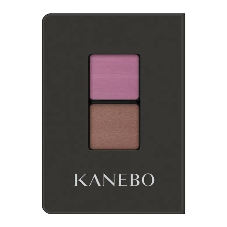 KANEBO ROUGE STAR VIBRANT เนื้อลิปสติก Vivacious rouge "Throbbing Red" และ "Dewy Gloss" ชุ่มฉ่ำเผยบนใบหน้าด้วยความมีชีวิตชีวาจากช่วงเวลาที่ได้แต่งแต้ม ลิปสติกติดทนนานมอบริมฝีปากดูมีชีวิตเปล่งประกาย